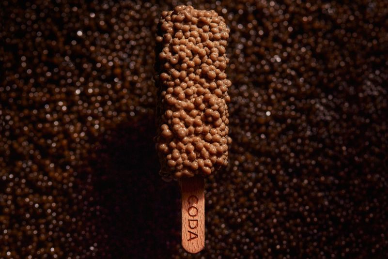 coda-berlin_dessert-dining_photo-claudia-goedke_menu_caviar-popsicle_01 (1)